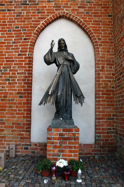 GDAŃSK (OLIWA) -  een standbeeld bij de kathedraal van Oliwa