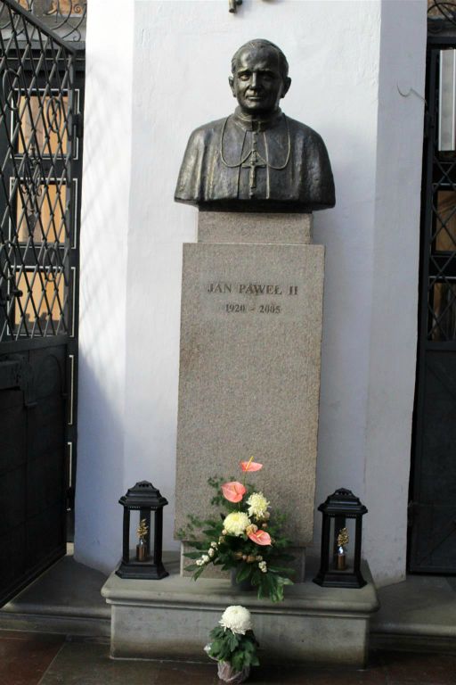 GDAŃSK (OLIWA) - een buste ter ere van de Poolse paus Johannes Paulus II bij de kathedraal van Oliwa