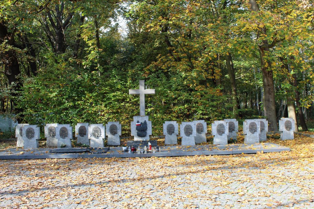 GDAŃSK (WESTERPLATTE) - enkele grafstenen van gesneuvelde soldaten bij Westerplatte waar in 1939 de tweede wereldoorlog begon