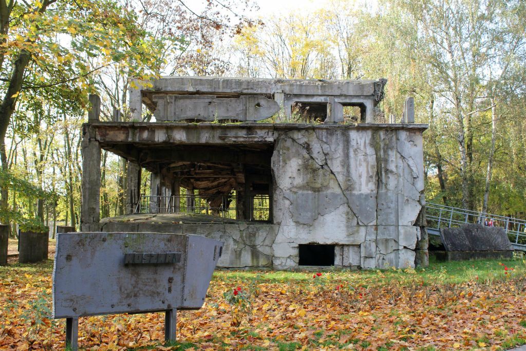 GDAŃSK (WESTERPLATTE) - de ruïne van het soldatenverblijf bij Westerplatte waar in 1939 de tweede wereldoorlog begon