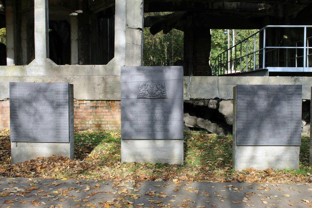 GDAŃSK (WESTERPLATTE) - enkele stenen met namen van gesneuvelde soldaten bij Westerplatte waar in 1939 de tweede wereldoorlog begon