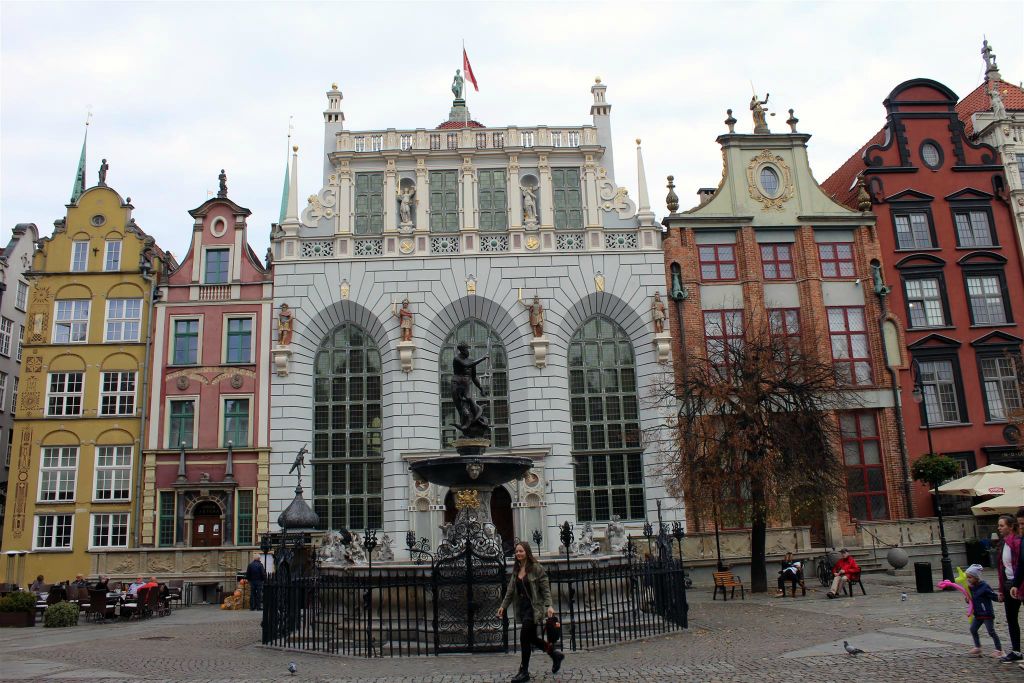 GDAŃSK - het Artushof voor de Neptunusfontein in het oude centrum