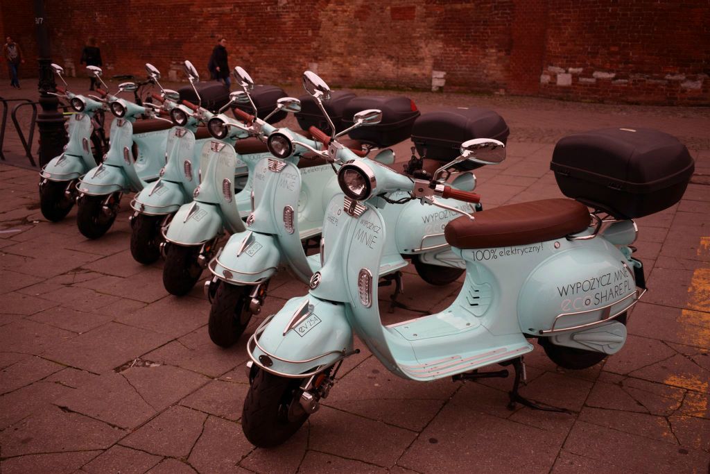 GDAŃSK - een aantal electrische scooters in het oude centrum