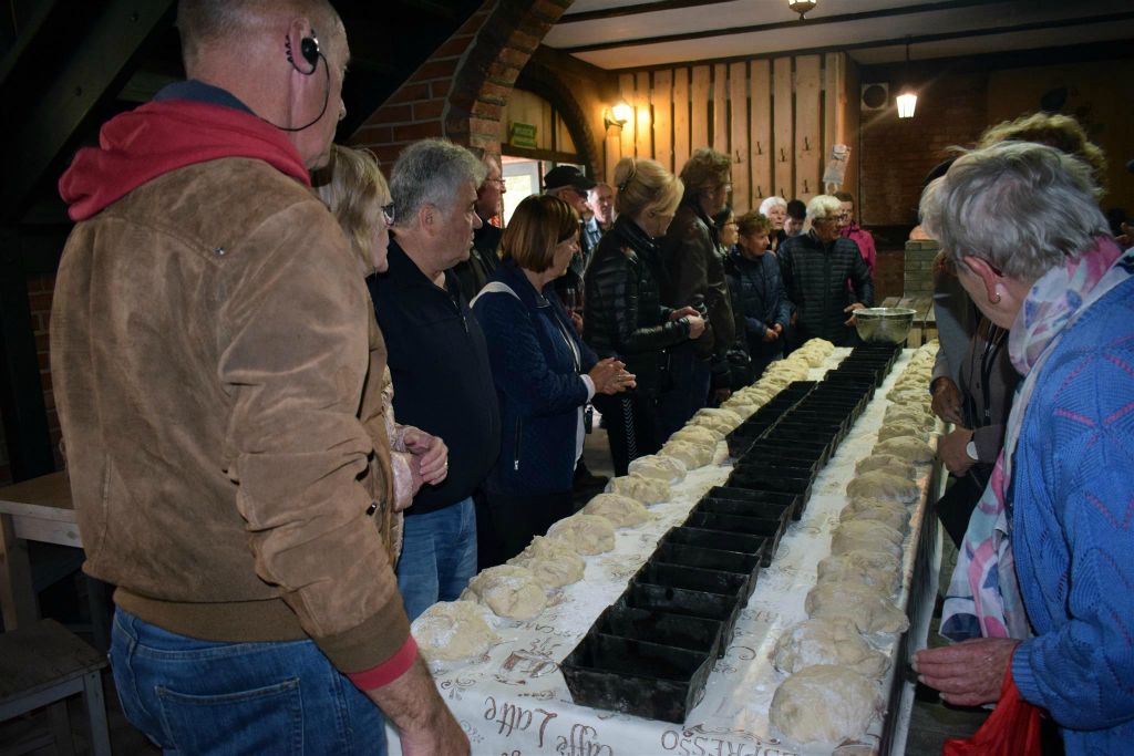 SZYMBARK - de reisgroep gaat brood bereiden