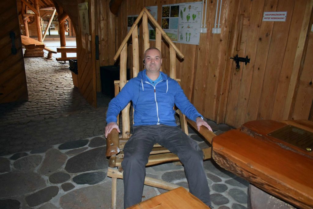SZYMBARK - Carlos in een grote houten stoel