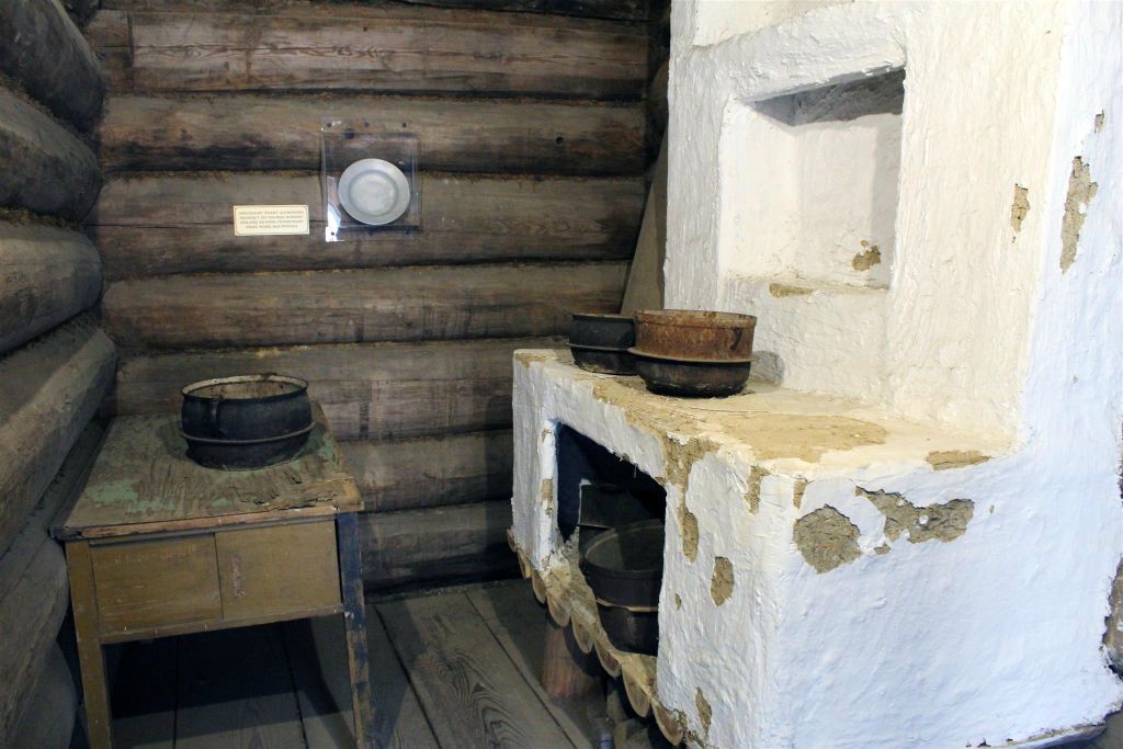 SZYMBARK - de keuken in het Siberisch huis dat werd gebouwd in Siberië door Poolse gedeporteerden die naar Siberië gestuurd waren rond 1768