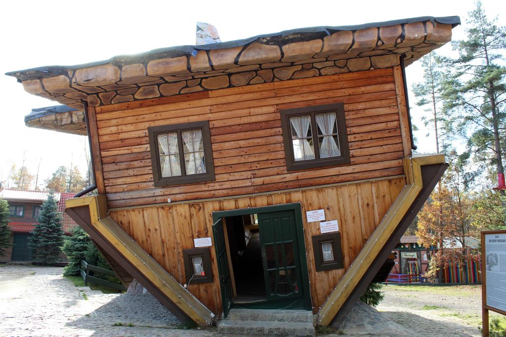 SZYMBARK - een huis wat op zijn kop staat