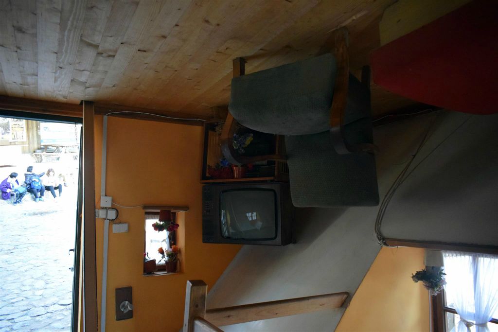 SZYMBARK - binnen in een huis wat op zijn kop staat