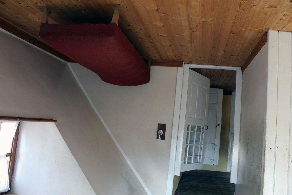 SZYMBARK - binnen in een huis wat op zijn kop staat