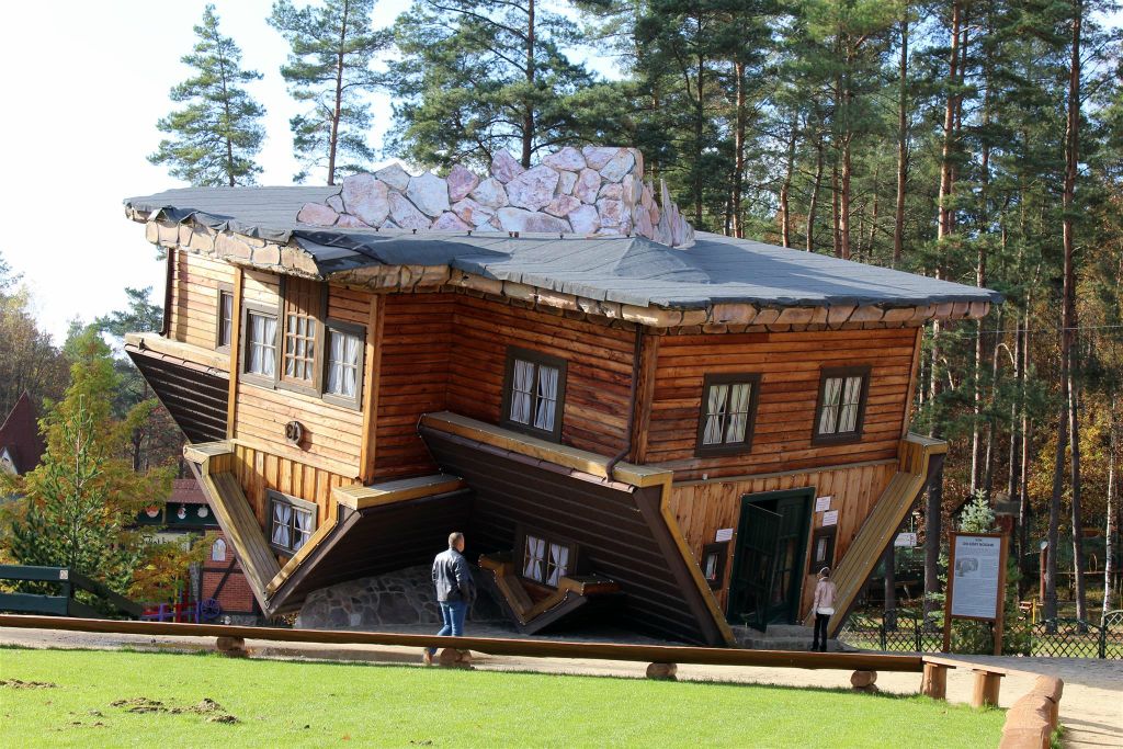 SZYMBARK - een huis wat op zijn kop staat
