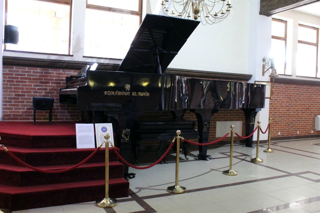 SZYMBARK - de grootste piano ter wereld (hoog: 1,87 m, breed: 2,52m, lang: 6,06m)
