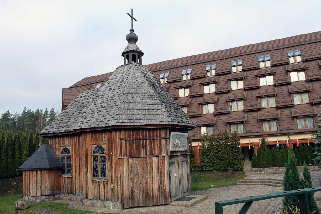 SZYMBARK - een Kasjoebisch houten kerkje
