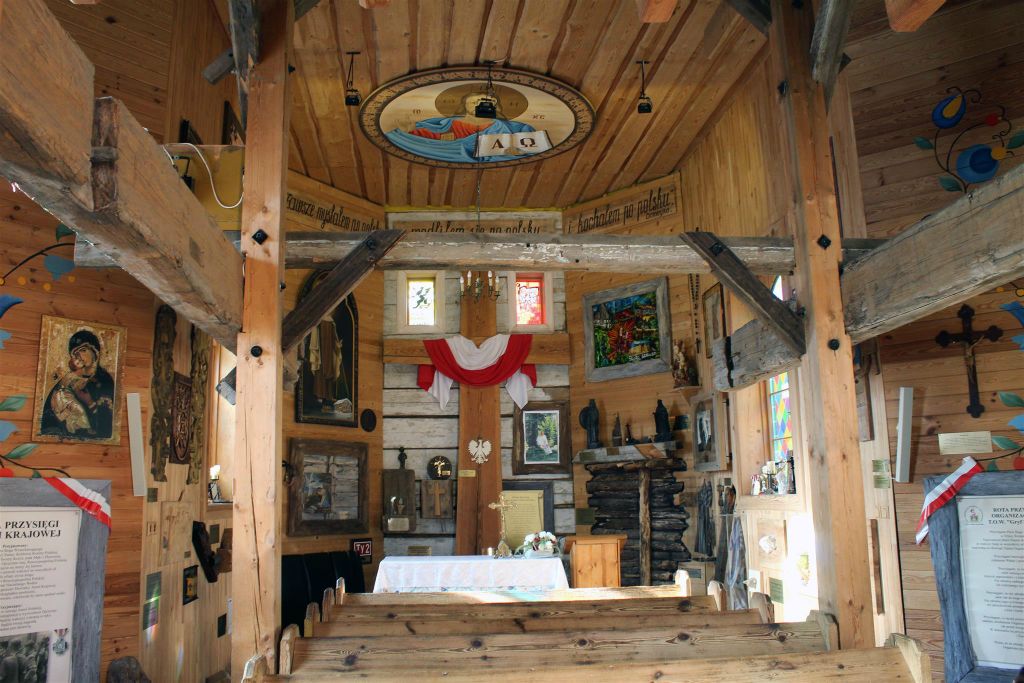 SZYMBARK - binnen in een Kasjoebisch houten kerkje