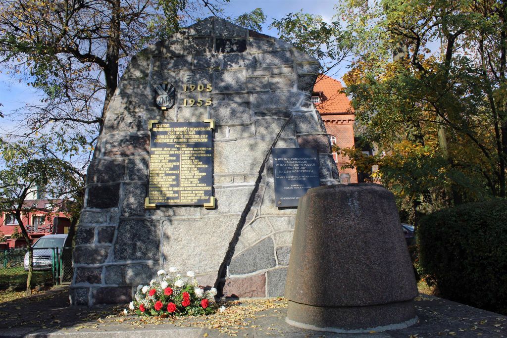 KOŚCIERZYNA - een monument ter ere van de vermoorde mensen tijdens de tweede wereldoorlog