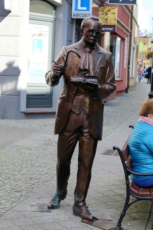 KOŚCIERZYNA - een standbeeld ter ere van de Kashubische schrijver Aleksander Majkowski (1876-1938)
