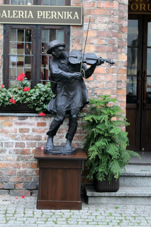 TORUŃ - een beeld bij de Piernika galerij