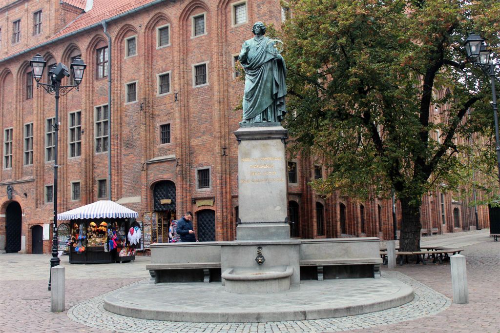 TORUŃ - een standbeeld ter ere van de Poolse wiskundige Nicolaas Copernicus (1473-1543)