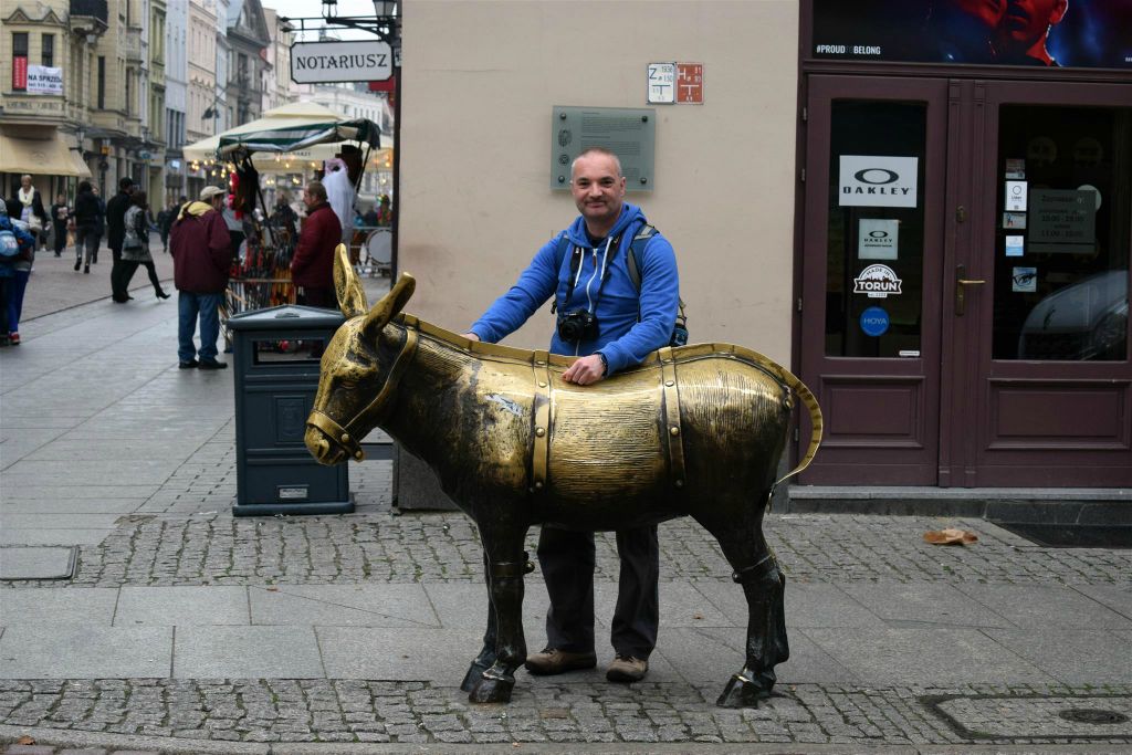 TORUŃ - Carlos bij een bronzen ezelbeeld