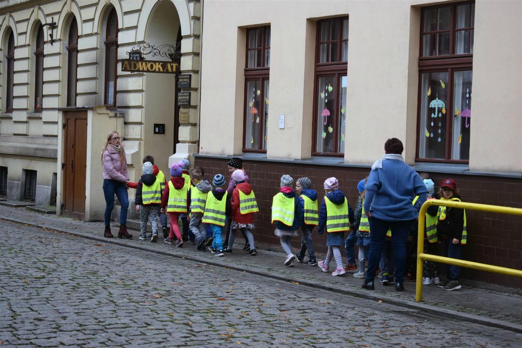 TORUŃ - enkele kinderen onderweg met begeleiders