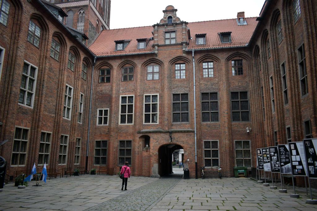 TORUŃ - de binnenplaats van het oude stadhuis