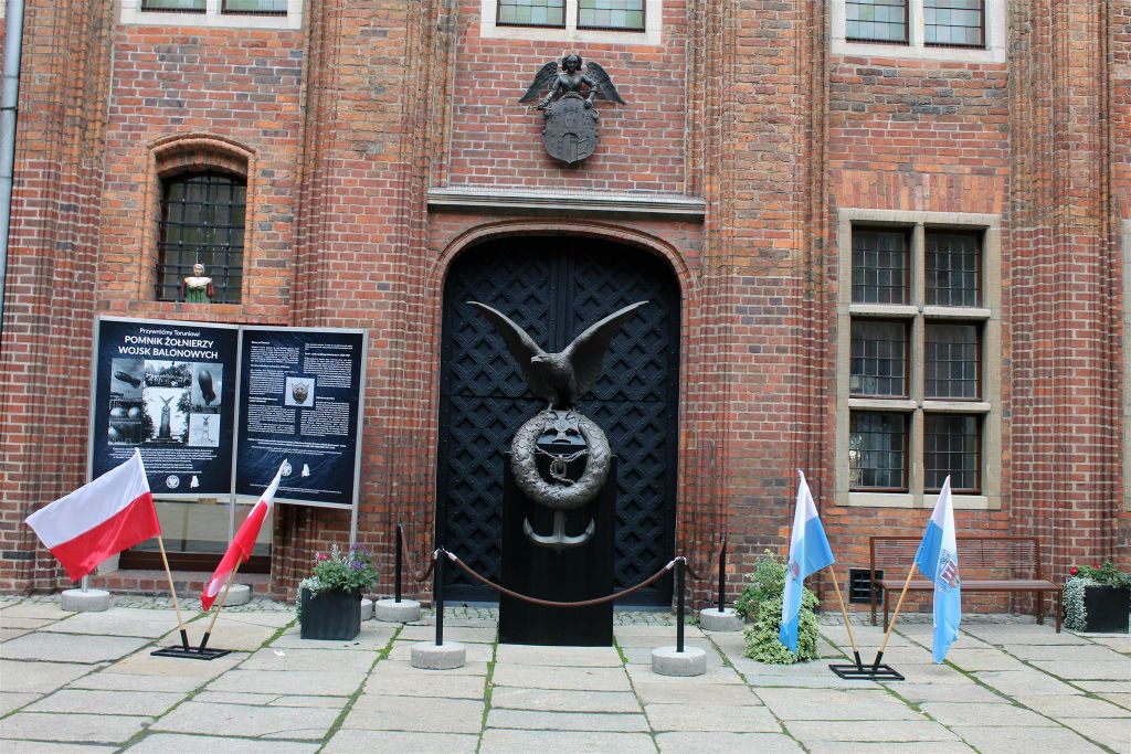 TORUŃ - een monument voor de ballonleger soldaten op de binnenplaats van het oude stadhuis