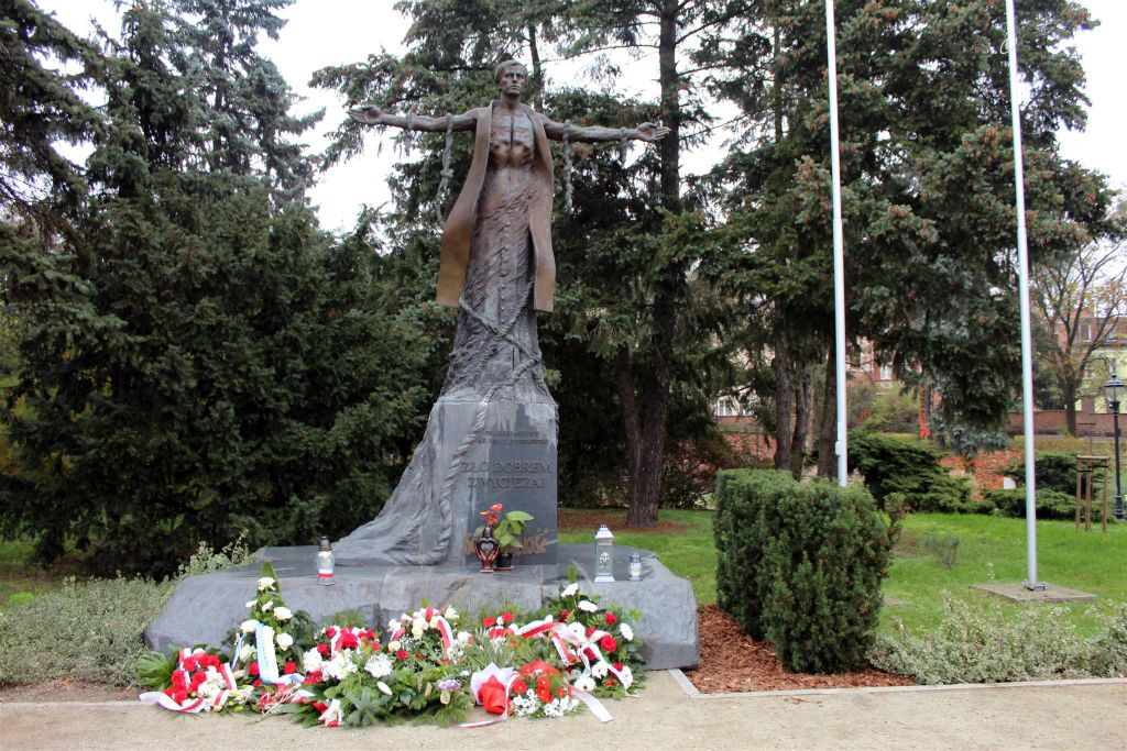 TORUŃ - een monument ter ere van de vermoorde Poolse priester Jerzy Popiełuszko (1947-1984)