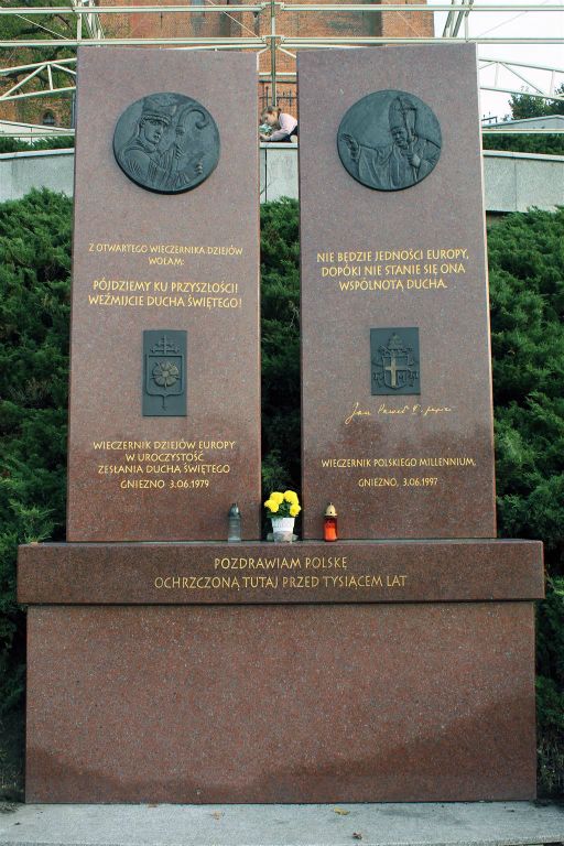 GNIEZNO - een monument ter herdenking van de bedevaart van paus Johannes Paulus II