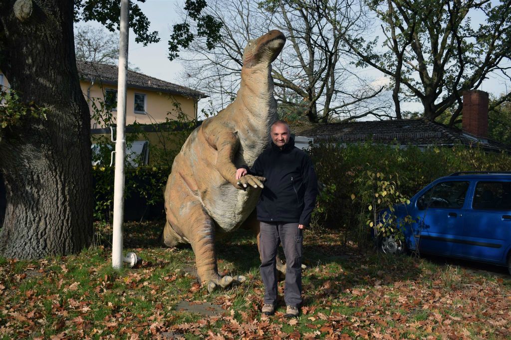 GARBSEN (DUITSLAND) - Carlos bij een dinosaurus
