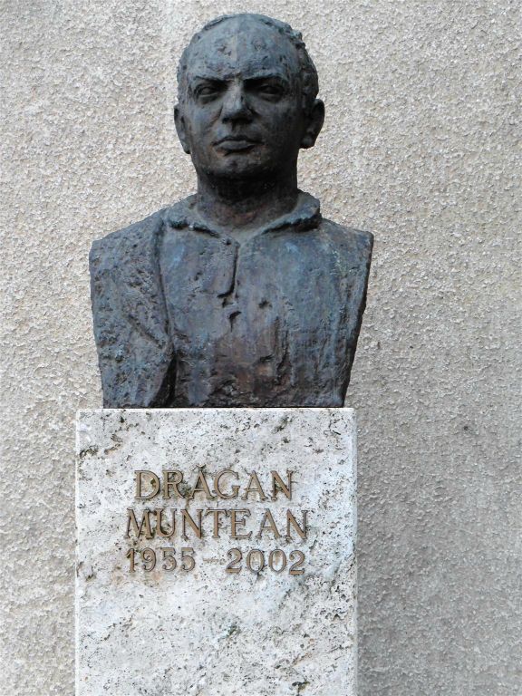 DEVA - een standbeeld ter ere van de bekende zanger van de Roemeense volksmuziek Dragan Muntean (1955-2002)