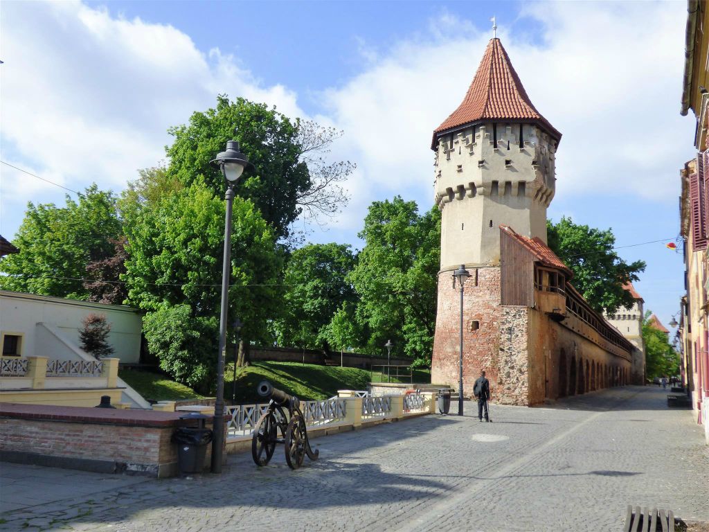 SIBIU - de straat "Strada Cetatii" met een oude stadsmuur