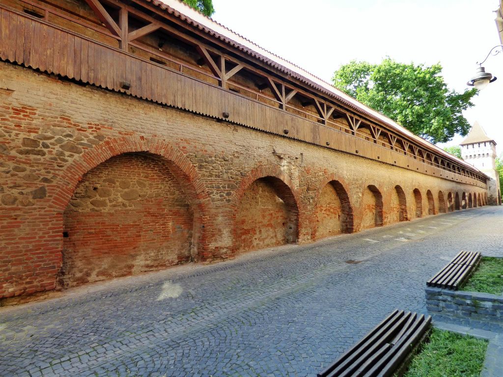 SIBIU - een oude stadsmuur in de straat "Strada Cetatii"