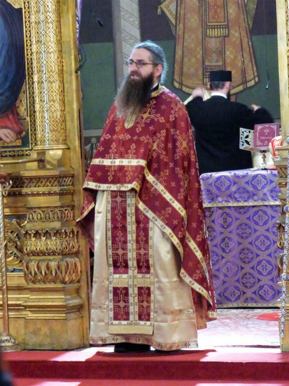 SIBIU - een priester in de Orthodoxe Metropolitan kerk