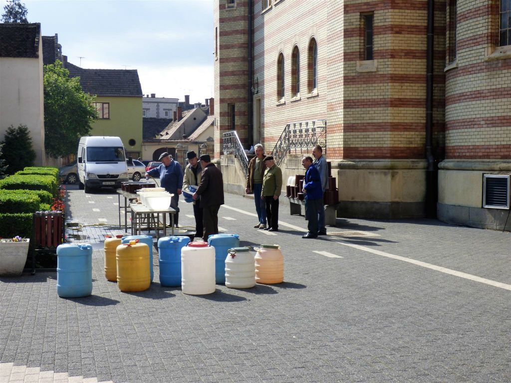 SIBIU - enkele Roemeense mannen bij de Orthodoxe Metropolitan kerk zijn bezig met het schoonmaken van pannen