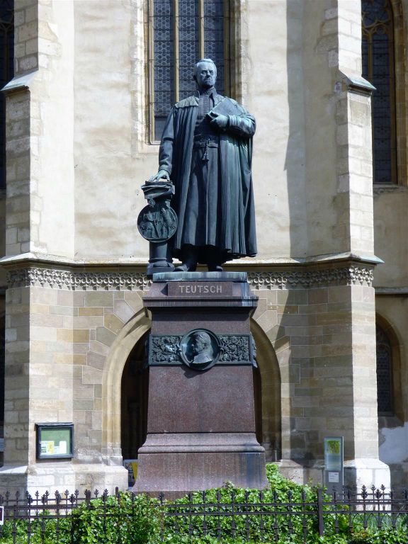 SIBIU - een standbeeld voor de Evangelische kathedraal ter ere van Georg Daniel Teutsch (1817-1893), een aanbeden historicus, politicus en evangelische bisschop