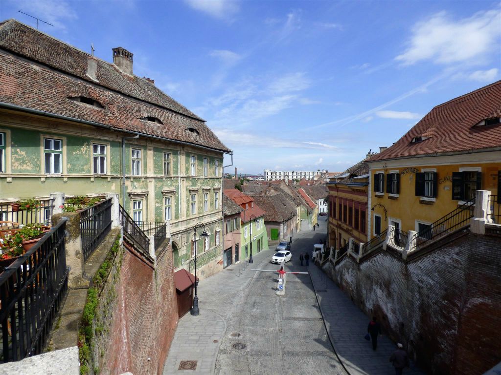 SIBIU - de straat "Strada Ocnei" vanaf de Leugenbrug (Podul Minciunilor)