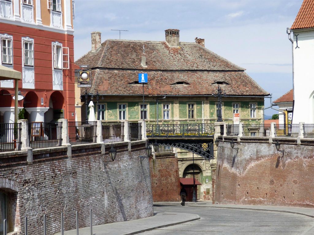 SIBIU - de Leugenbrug (Podul Minciunilor) , heeft zijn naam te danken aan het feit dat veel handelaren hier vroeger belasting over hun handelswaren probeerden te ontduiken