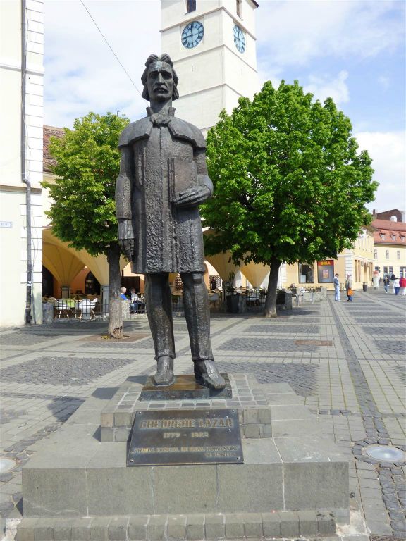 SIBIU - een standbeeld ter ere van Gheorghe Lazar (1779-1823), een Roemeense geleerde en oprichter van de eerste Roemeense taalschool in Boekarest in 1818
