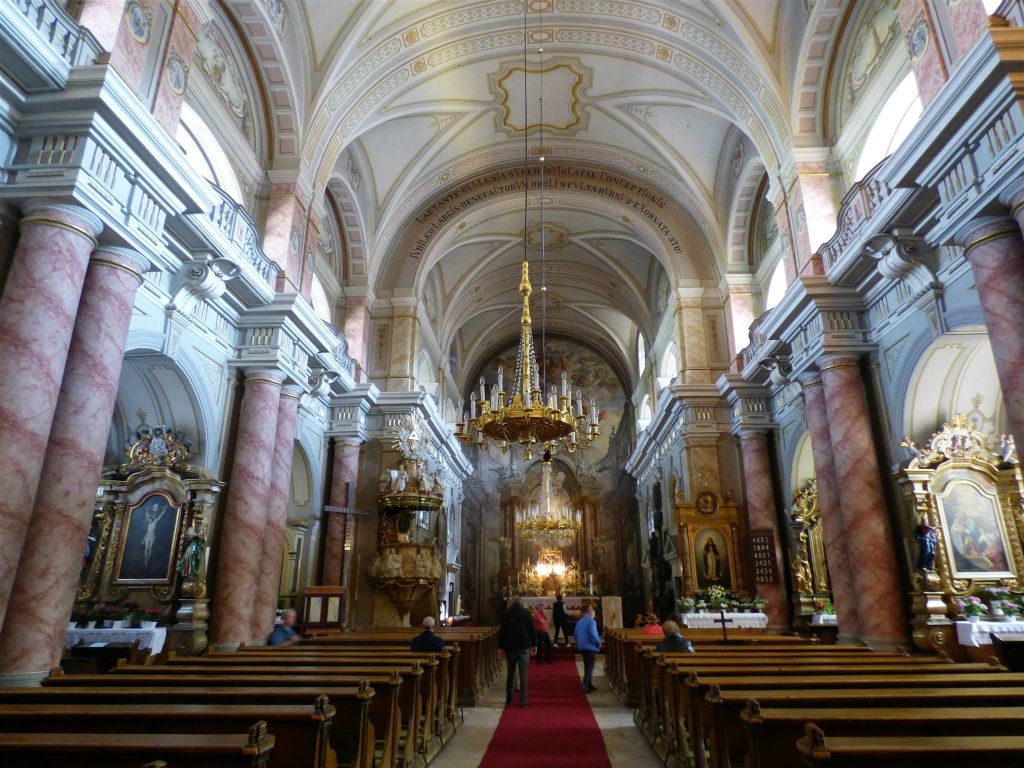 SIBIU - binnen in de Rooms-katholieke kerk "de Heilige Drievuldigheid“