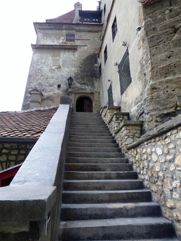 BRAN - de trap van de zij-ingang van het kasteel Bran, wat in 1897 het onderkomen van graaf Dracula was