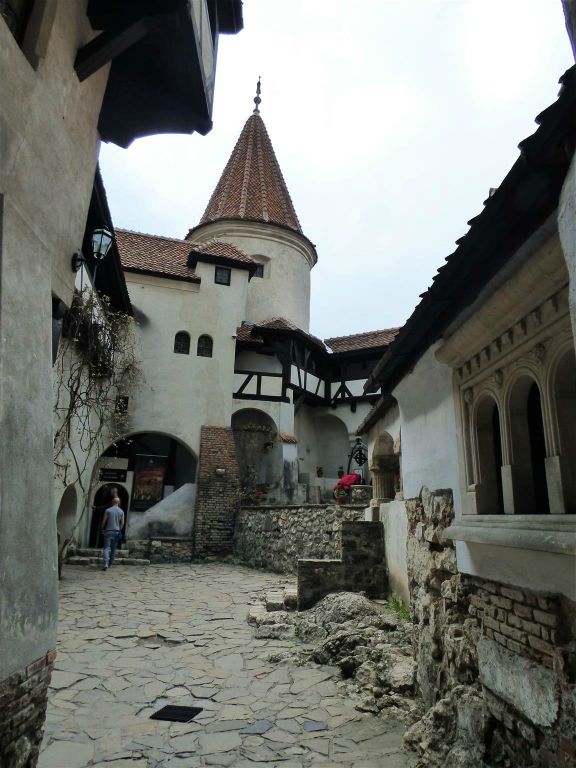 BRAN - een binnenplaats van het kasteel Bran, wat in 1897 het onderkomen van graaf Dracula was