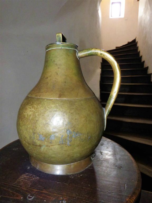 BRAN - binnen in het kasteel Bran, wat in 1897 het onderkomen van graaf Dracula was