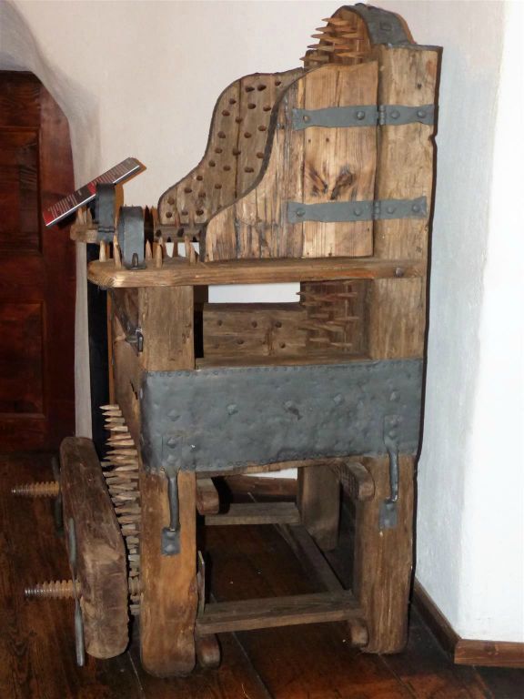 BRAN - binnen in het kasteel Bran, wat in 1897 het onderkomen van graaf Dracula was