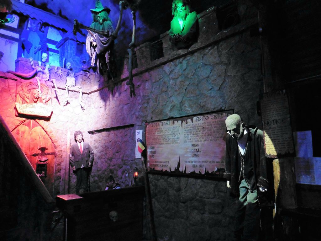 BRAN - de griezelkamer bij de souvenir winkels bij kasteel Bran