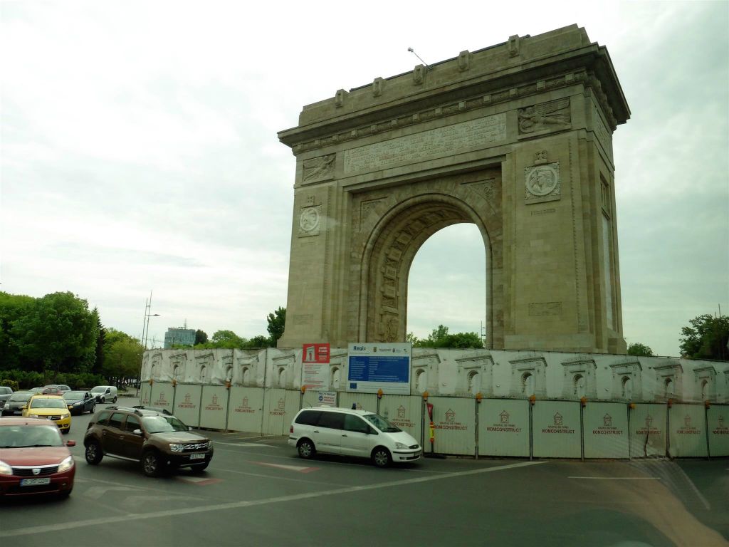 BOEKAREST - de triomfboog Arcul de Triumf