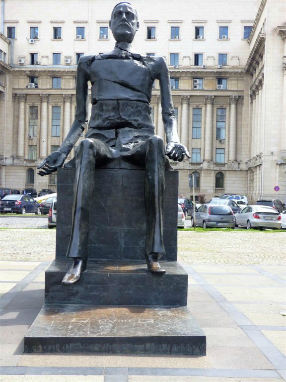 BOEKAREST - een standbeeld ter ere van de Roemeense politicus Iuliu Maniu (1873-1953)