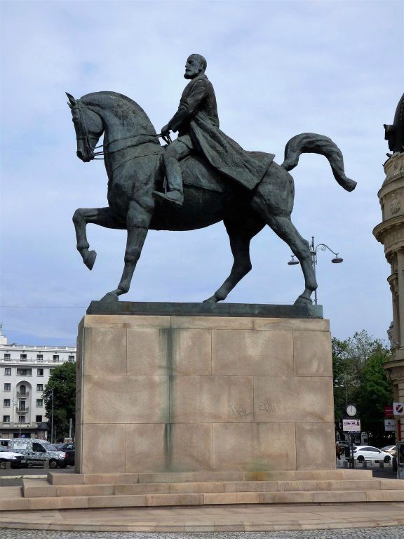 BOEKAREST - het standbeeld ter ere van Carol I (1839-1914), de eerste koning van Roemenië