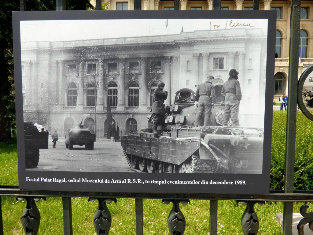BOEKAREST - een oude foto op het hek van het nationale kunstmuseum