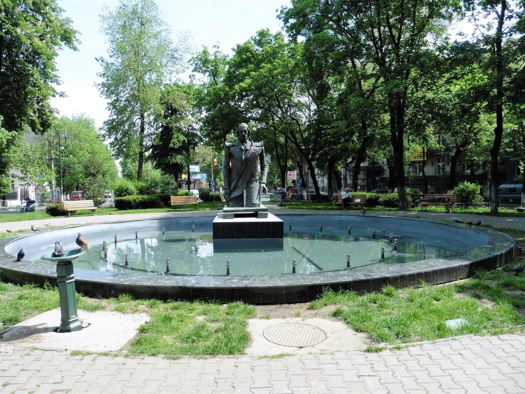 BOEKAREST - het Cold Spring park met een fontein en standbeeld ter ere van Nicolae Balcescu (1819-1852), een historicus en schrijver