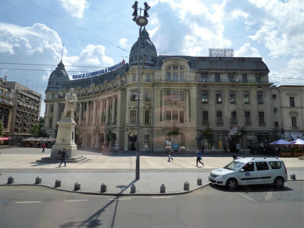 BOEKAREST - het gebouw van de Roemeense Commerciële Bank (BCR)