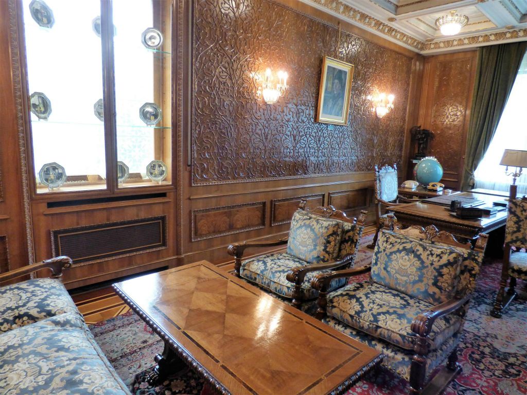 BOEKAREST - het kantoor van Nicolae Ceausescu in de prive-woning van de familie Ceausescu
